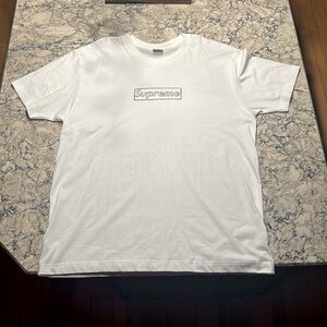 Supreme KAWS Chalk Logo Tee White Authentic. Size L.